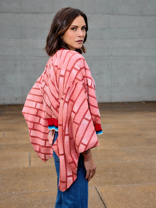 Vintage Seiden-Kimono Collegejacke rot von der Seite